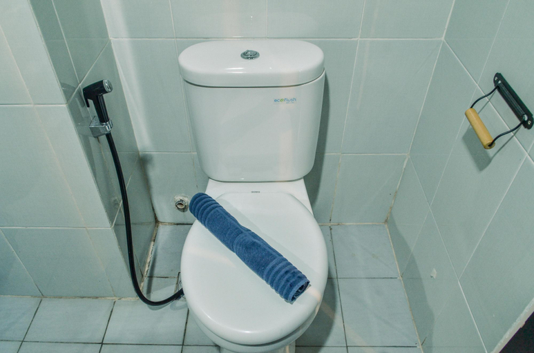 Bathroom 5, Cozy Living 1BR at Casa de Parco Apartment By Travelio, Tangerang