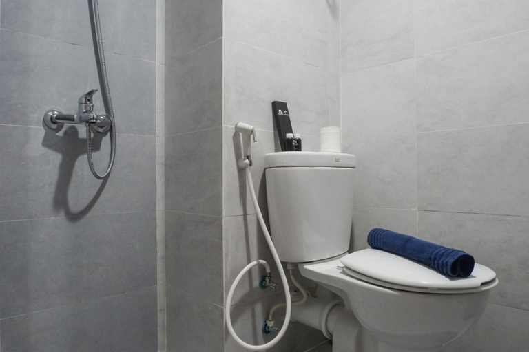 Bathroom 5, Modern Cozy Studio Apartment at Taman Melati By Travelio, Surabaya