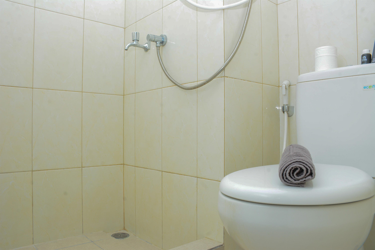 Bathroom 5, Comfort Studio at Springlake Summarecon Apartment By Travelio, Bekasi