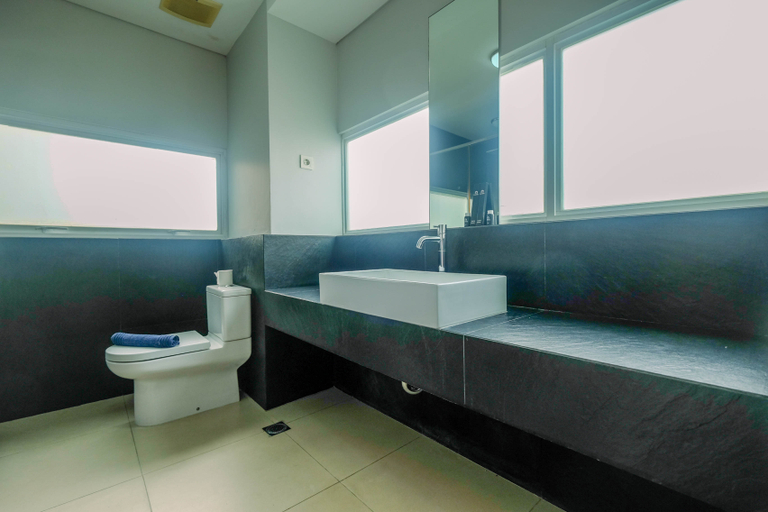 Bathroom 5, Private and Strategic 2BR Apartment 1Park Residence By Travelio, Jakarta Selatan