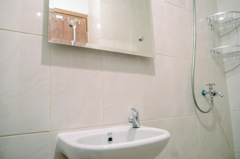 Bathroom 5, Stunning and Comfy Studio Amazana Serpong Apartment By Travelio, Tangerang Selatan