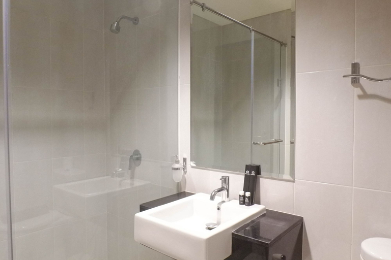Bathroom 5, Exclusive and Vibrant 1BR Apartment at Praxis By Travelio, Surabaya