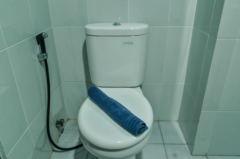 Bathroom 5, Homey and Comfy 1BR at Casa de Parco Apartment By Travelio, Tangerang