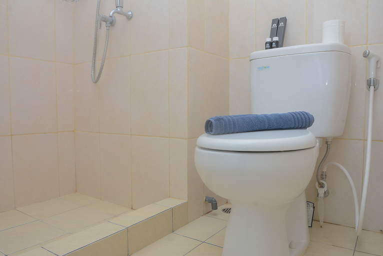 Bathroom 5, Elegant and Comfy Studio at Springlake Summarecon Apartment By Travelio, Bekasi