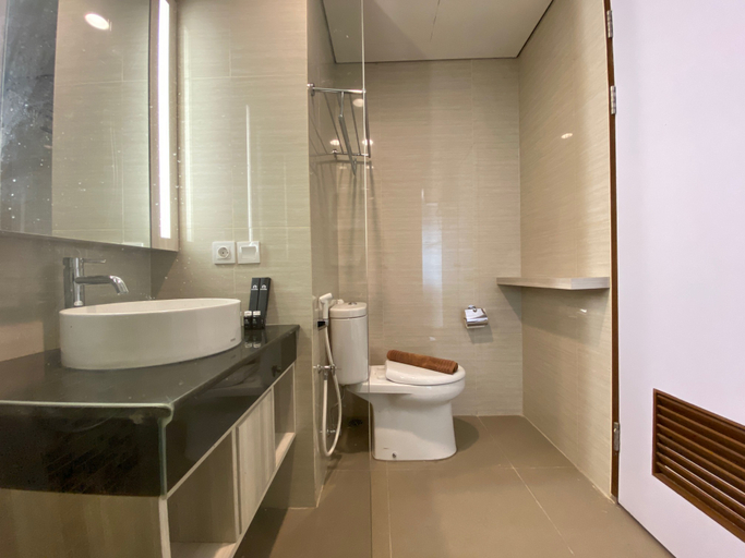 Bathroom 5, Modern and Spacious Studio Room at Green Kosambi Apartment By Travelio, Bandung