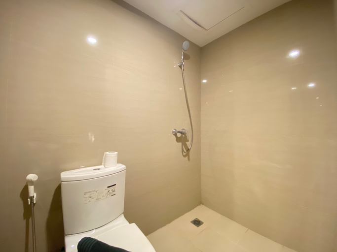 Bathroom 5, Spacious and Modern Studio Room at Galeri Ciumbuleuit 3 near UNPAR By Travelio, Bandung