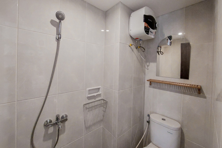 Bathroom 3, Comfortable and Simply Look Studio at Serpong Garden Apartment By Travelio, Tangerang
