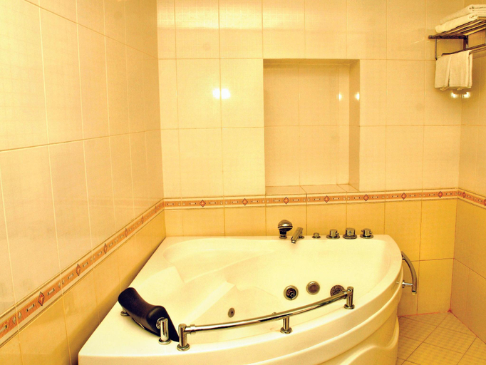 Bathroom, Hoa Long Hotel, District 1