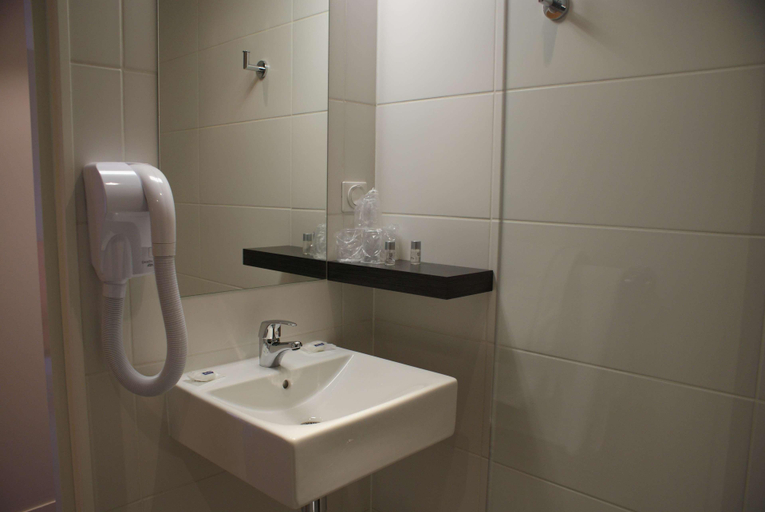 Bathroom 4, Ibis Styles La Rochelle Centre les Minimes, Charente-Maritime