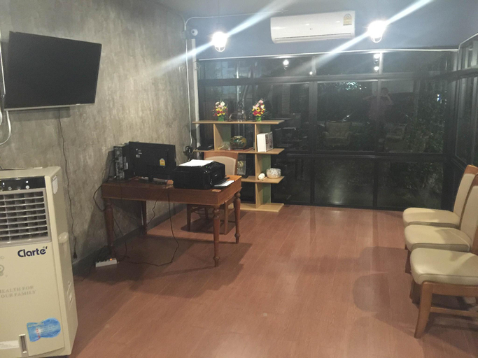 Public Area, One Beat Vintage & Bistro, Muang Chon Buri