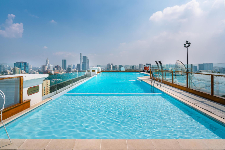 4, 2-BR Luxury Suites in City Center w infinity pool, Quận 3