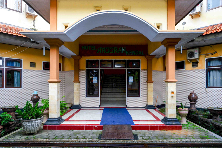 Exterior & Views 2, Urbanview Hotel Anugrah Kendal by RedDoorz, Kendal
