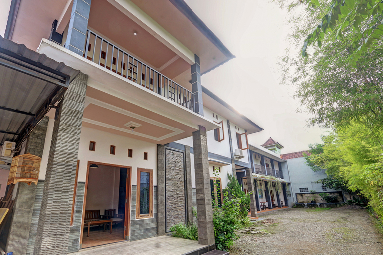 Exterior & Views 2, OYO 90807 Hotel Wisma Ck, Kebumen