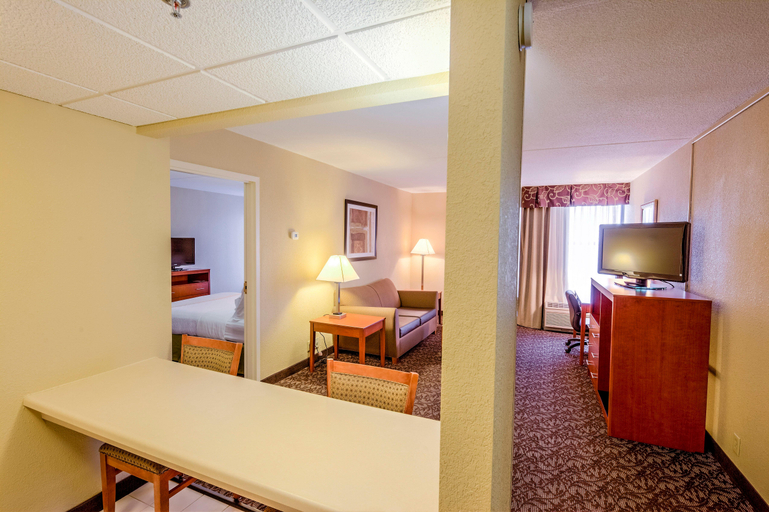 Bedroom 3, Quality Inn & Suites Downtown Mansfield, Richland