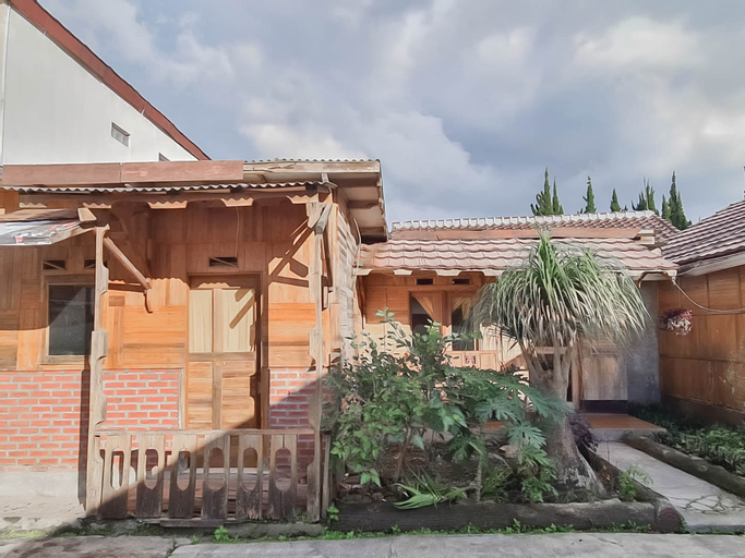 Exterior & Views 2, Family Guest House Lembang RedPartner, Bandung