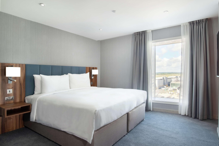 Bedroom 3, Hilton Garden Inn London Heathrow Terminal 2 and 3, London