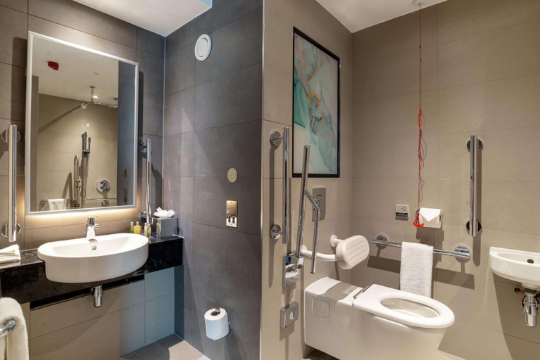 Bathroom 5, Hilton Garden Inn London Heathrow Terminal 2 and 3, London