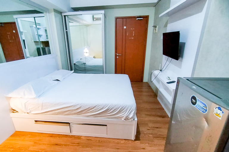 RedLiving Apartemen Green Lake View Ciputat - Juragan Rooms Tower B with Fast Wifi - Tap to explore photos