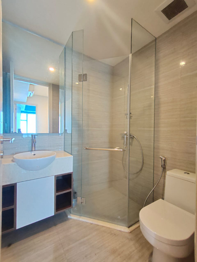Bathroom 5, Luxury 2 Bedrooms La Riz Apartment, Surabaya