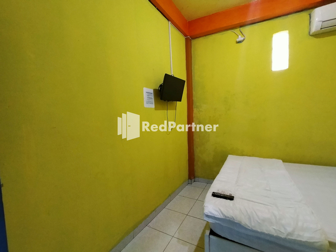 Bedroom 2, Hotel Hing Amimah Mitra RedDoorz, Bau-Bau