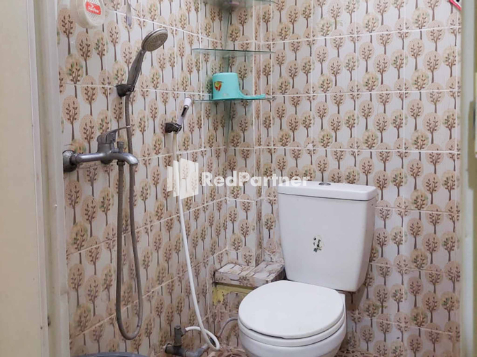 Quattrick Dee Homestay Mitra RedDoorz - Tap to explore photos