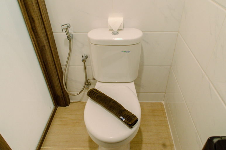 Bathroom 5, Fully Furnished with Cozy Design Studio Sky House BSD Apartment By Travelio, Tangerang