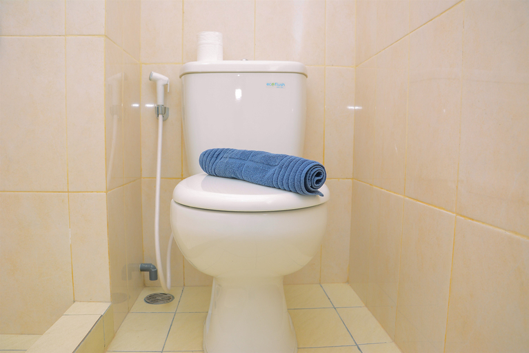 Bathroom 5, Studio Apartment with Garden View at The Springlake View Summarecon By Travelio, Bekasi