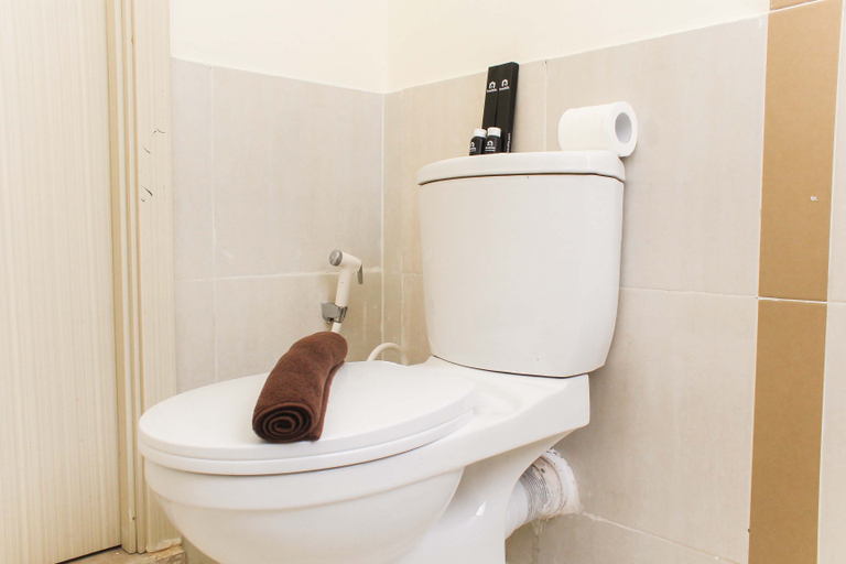 Bathroom 5, Spacious and Bright 2BR at Meikarta Apartment By Travelio, Cikarang