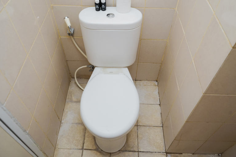 Bathroom 5, Modern and Relax Studio Room at Serpong Greenview Apartment By Travelio, Tangerang Selatan
