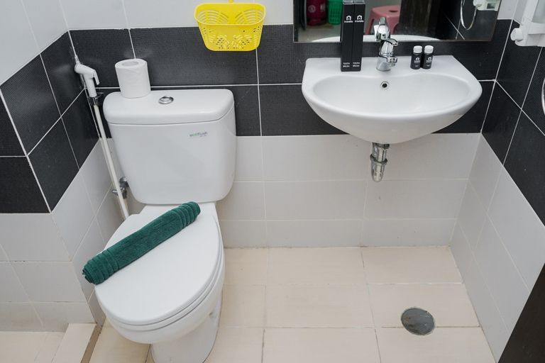 Bathroom 5, Cozy Stay Studio Apartment at Scientia Residence By Travelio, Tangerang