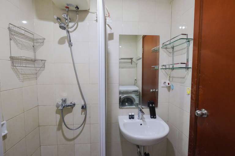Bathroom 5, Strategic 2BR Apartment @ Thamrin Residence By Travelio, Central Jakarta