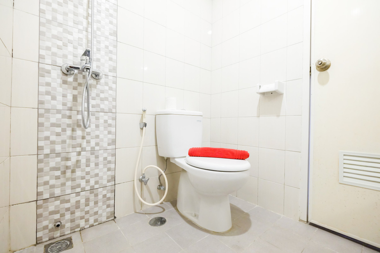 Bathroom 5, Comfortable Studio Signature Park Grande Apartment By Travelio, East Jakarta