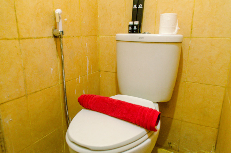 Bathroom 5, Comfy and Homey Studio Paragon Village Apartment Karawaci By Travelio, Tangerang