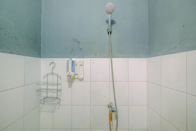 Bathroom 5, Homey and Compact 2BR Cibubur Village Apartment By Travelio, East Jakarta