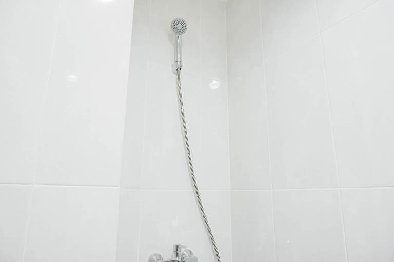 Bathroom 5, Nice and Cozy Studio at Evenciio Margonda Apartment By Travelio, Depok