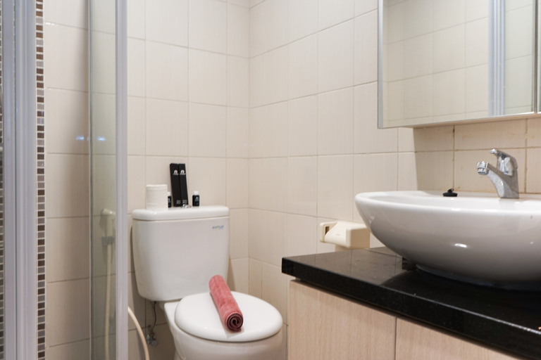 Bathroom 5, Relaxing 2BR Signature Park Grande Apartment By Travelio, East Jakarta