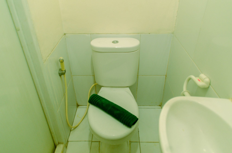 Bathroom 5, Comfy Studio Apartment at Aeropolis Residence near Soetta By Travelio, Tangerang