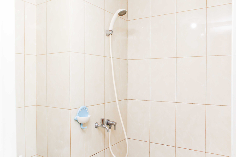 Bathroom 5, Nice and Comfort Studio at Springlake Apartment By Travelio, Bekasi