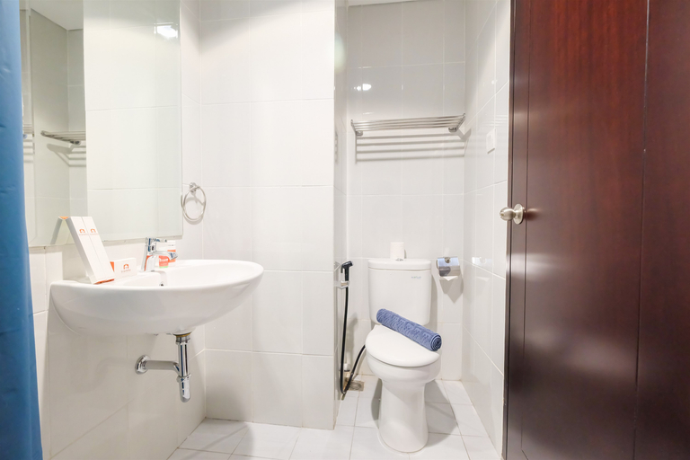 Bathroom 5, Spacious Studio Room Casa De Parco Apartment By Travelio, Tangerang