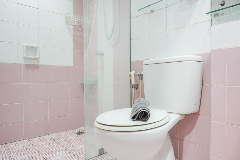 Bathroom 5, Comfort 2BR at Mediterania Gajah Mada Apartment By Travelio, Jakarta Barat