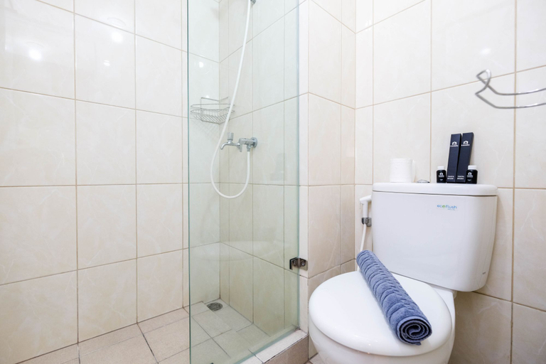 Bathroom 5, Cozy Studio Apartment at Springlake Summarecon Bekasi By Travelio, Bekasi