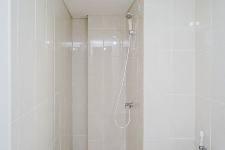 Bathroom 5, Comfortable and Nice 2BR Apartment at M-Town Residence By Travelio, Tangerang