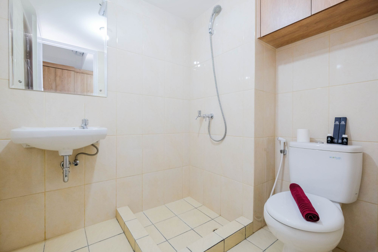 Bathroom 5, Comfort and Strategic Studio at Springlake Summarecon Bekasi Apartment By Travelio, Bekasi