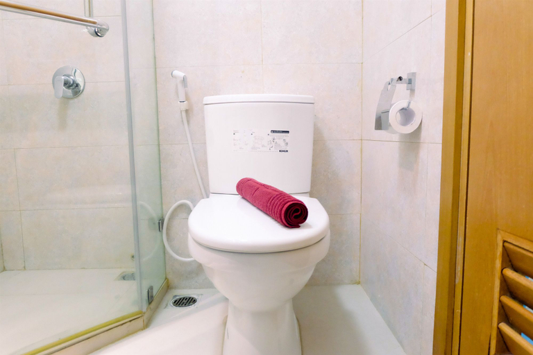 Bathroom 5, Comfy 2BR The Mansion Apartment Kemayoran By Travelio, Jakarta Utara