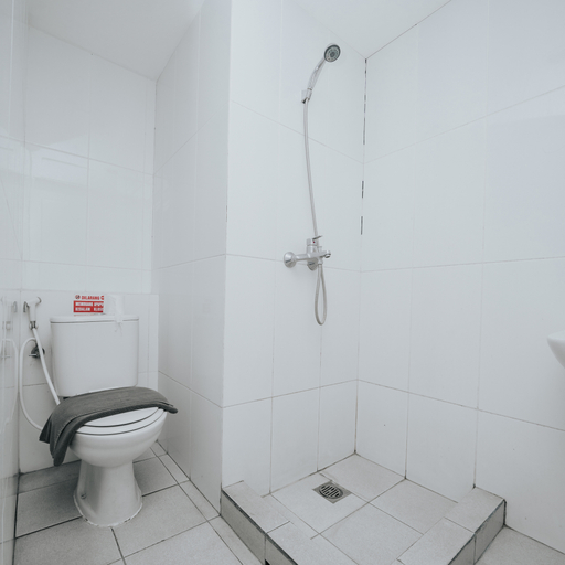 Bathroom, Tamansari Mahogany Apartement by SCT, Karawang