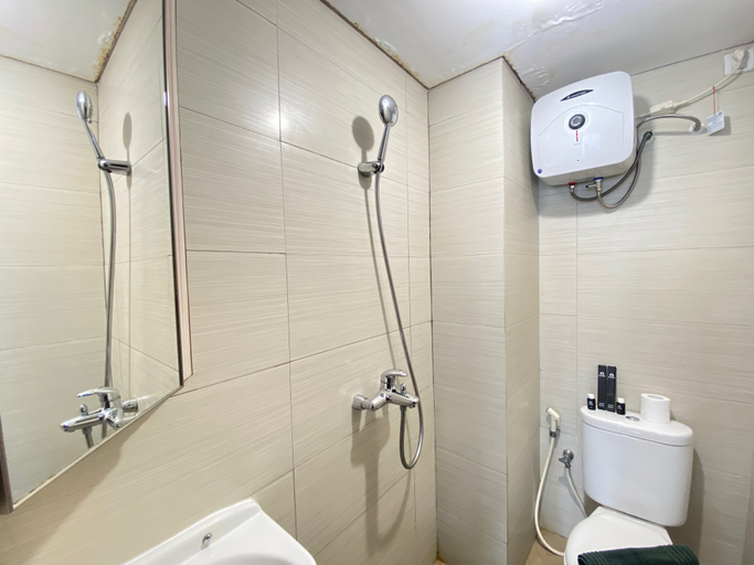 Bathroom 3, Modern and Cozy Studio Room at Gateway Pasteur Apartment By Travelio, Bandung