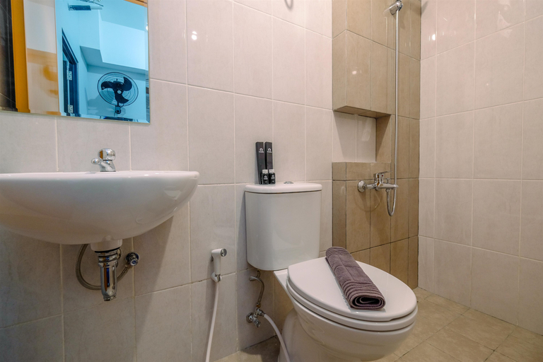 Bathroom 5, Nice and Elegant 1BR at Royal Heights Apartment By Travelio, Bogor