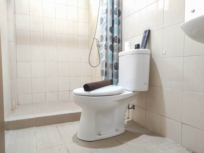 Bathroom 5, Chic and Cozy 2BR at Vida View Apartment By Travelio, Makassar