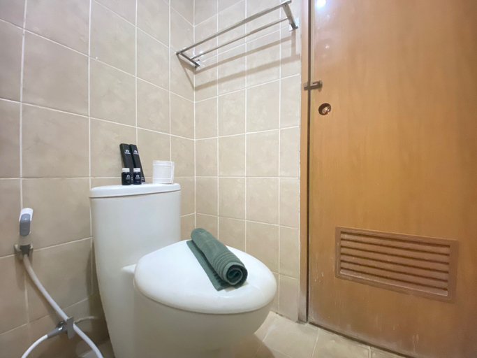Bathroom 5, Cozy 2BR at Pinewood Apartment By Travelio, Sumedang