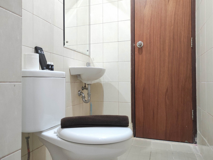 Bedroom 5, Comfort 2BR at Vida View Makassar Apartment By Travelio, Makassar